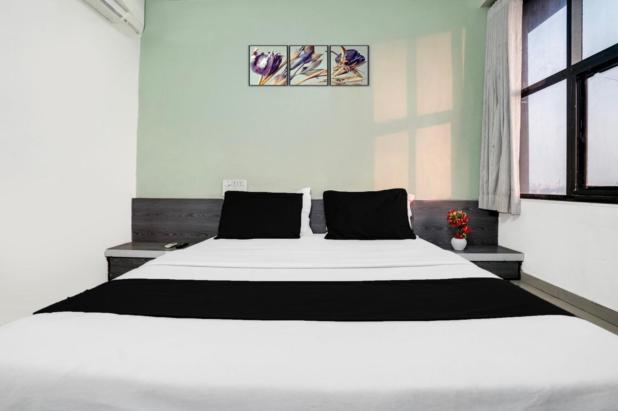 Hotel O Vanya Palace Ahmadabad Zewnętrze zdjęcie