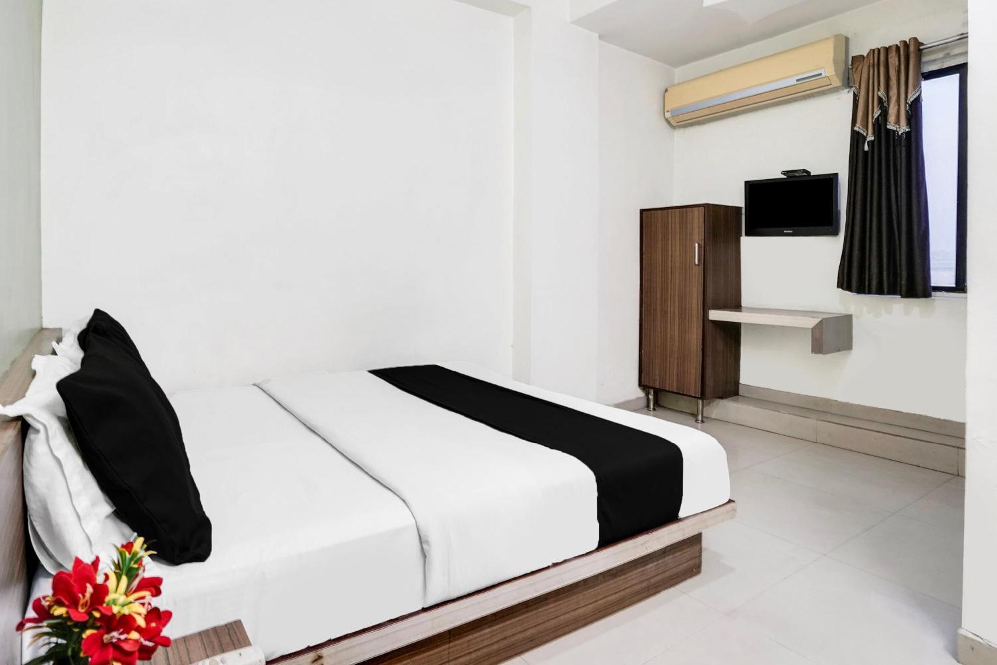 Hotel O Vanya Palace Ahmadabad Zewnętrze zdjęcie