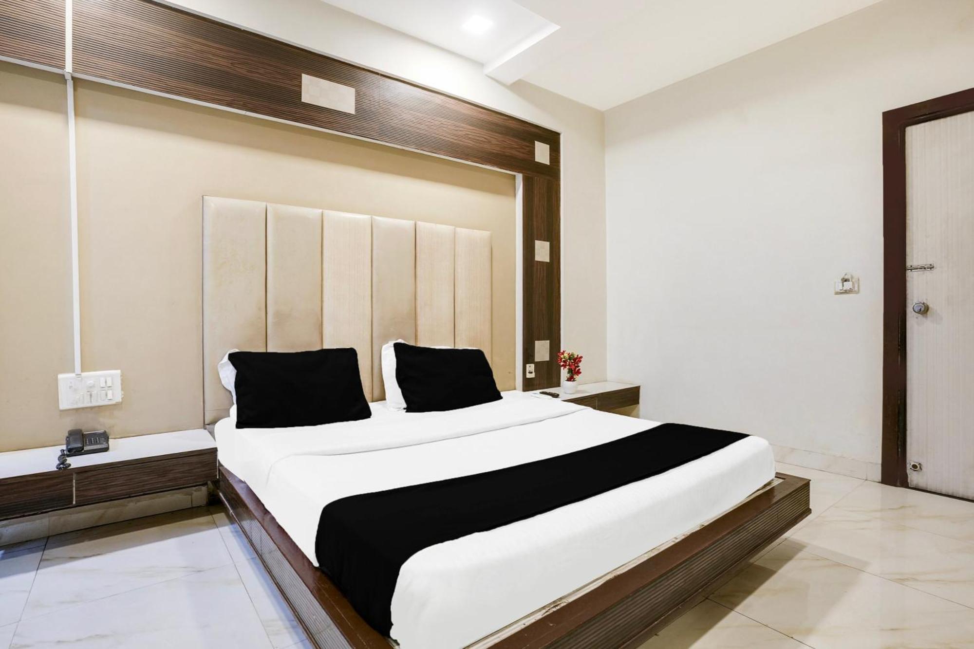 Hotel O Vanya Palace Ahmadabad Zewnętrze zdjęcie