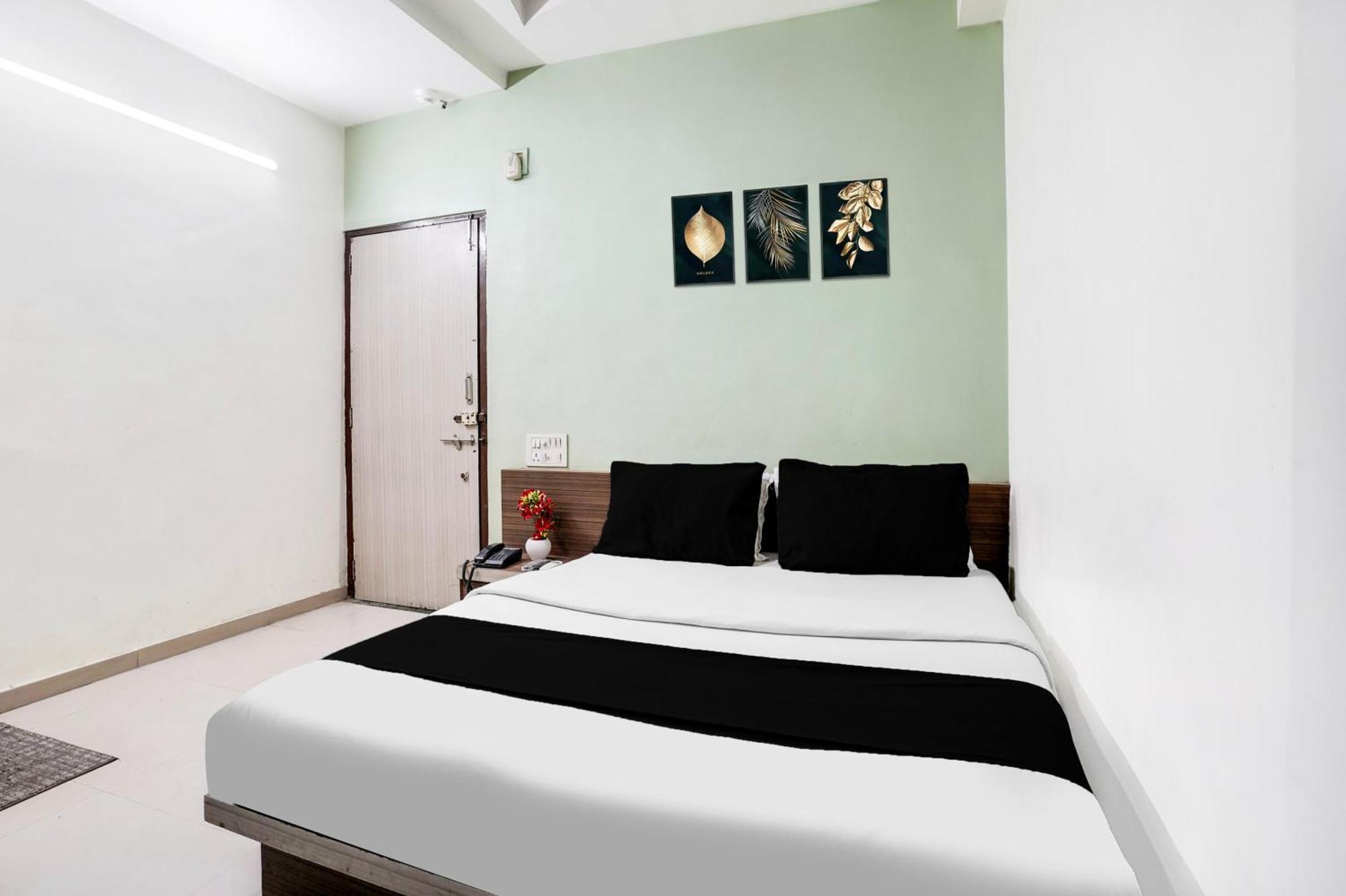 Hotel O Vanya Palace Ahmadabad Zewnętrze zdjęcie