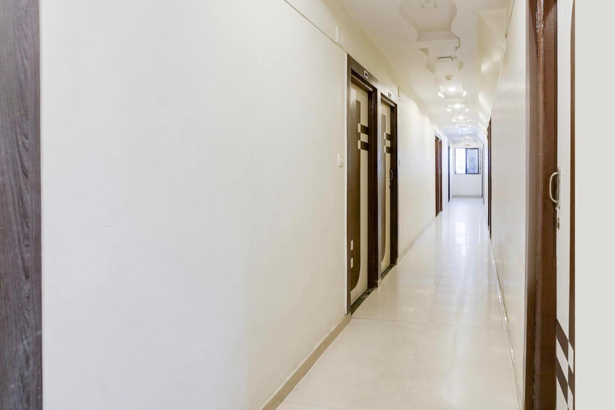 Hotel O Vanya Palace Ahmadabad Zewnętrze zdjęcie